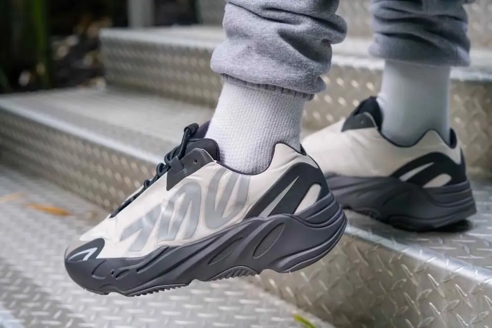 Alternative view of Giày Adidas Yeezy Boost 700 MNVN Metallic GW9524