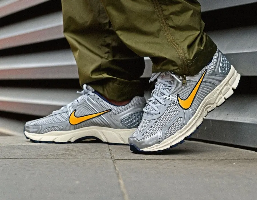 Alternative view of Giày Nike Air Zoom Vomero 5 'Platinum Laser Orange' FJ4151-001