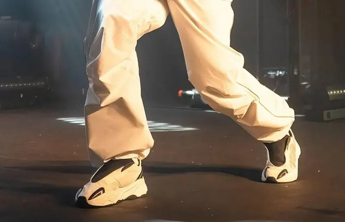 Alternative view of Giày Adidas Yeezy Boost 700 MNVN Laceless 'Analog' IG4798