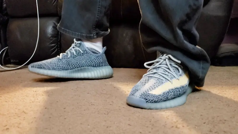 Alternative view of Giày Adidas Yeezy Boost 350 V2 'Ash Blue' GY7657