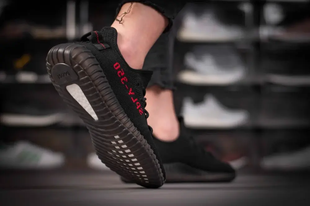 Alternative view of Giày Adidas Yeezy 350 'Bred' CP9652