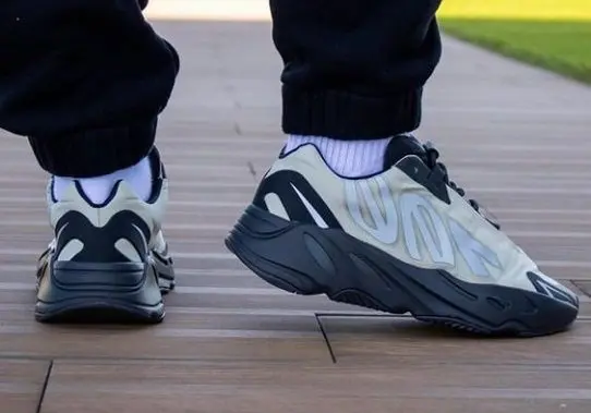 Giày Adidas Yeezy Boost 700 MNVN 'Bone' FY3729 - Ảnh 4
