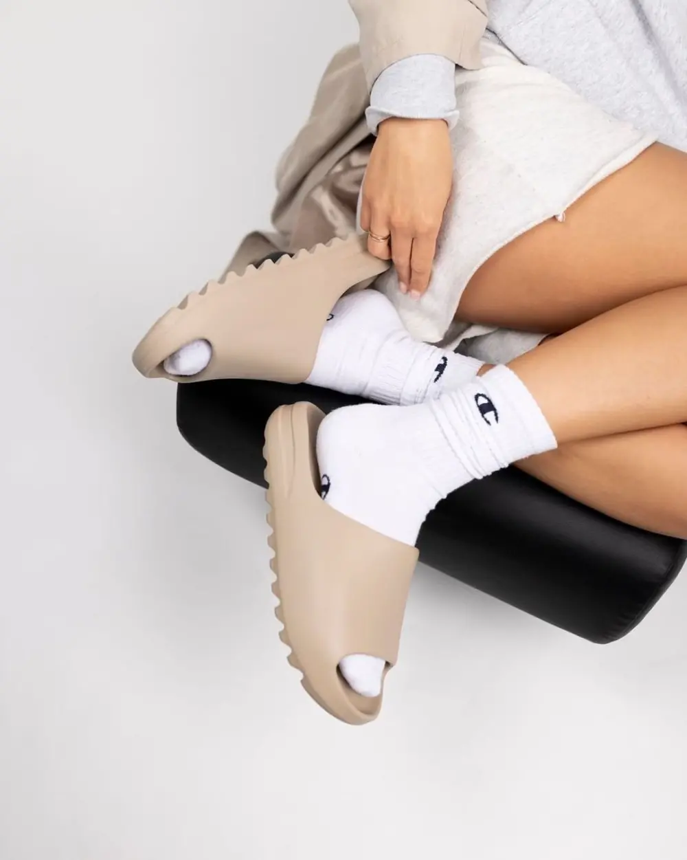 Alternative view of Dép Adidas Yeezy Slides 'Pure' GZ5554