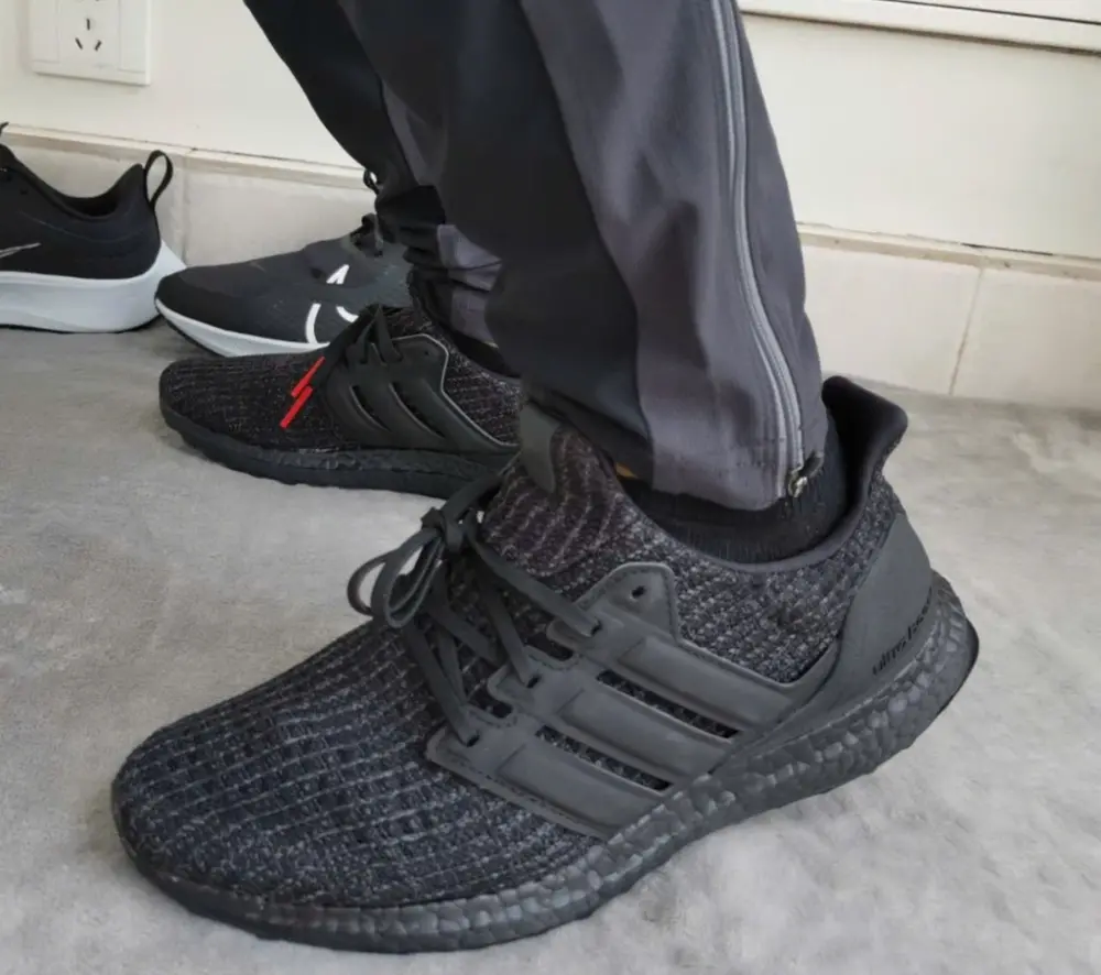 Alternative view of Giày Adidas UltraBoost 4.0 'Triple Black' F36641