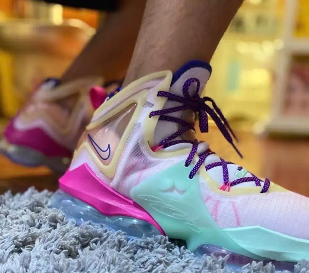 Alternative view of Giày Nike LeBron 19 Valentine's Day DH8460-900