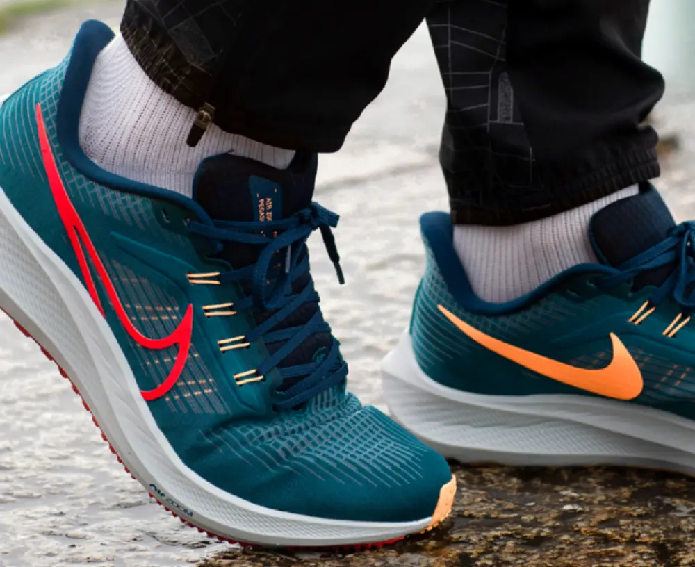Alternative view of Giày Nike Air Zoom Pegasus 39 'Spruce Crimson' DH4071-302