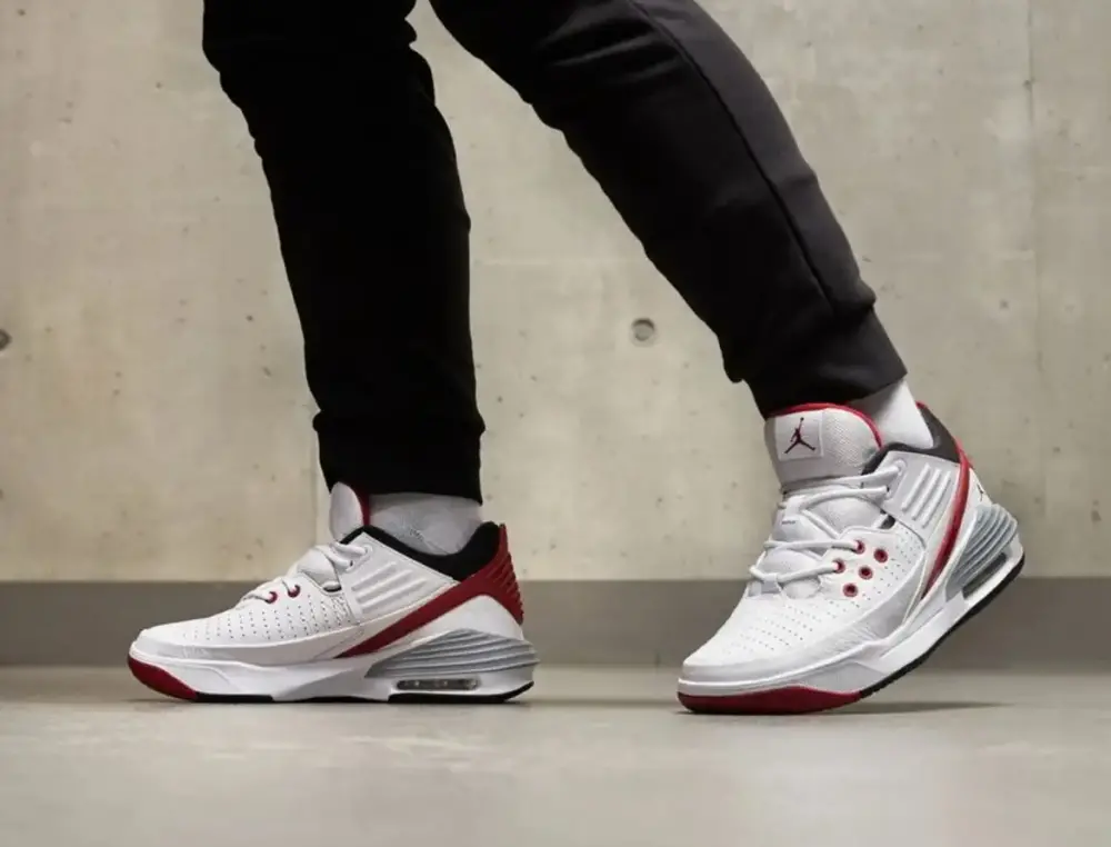 Alternative view of Giày Nike Jordan Max Aura 'White Varsity Red' DZ4353-101