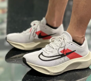 Alternative view of Giày Nike Zoom Fly 5 'Eliud Kipchoge' FD6562-100