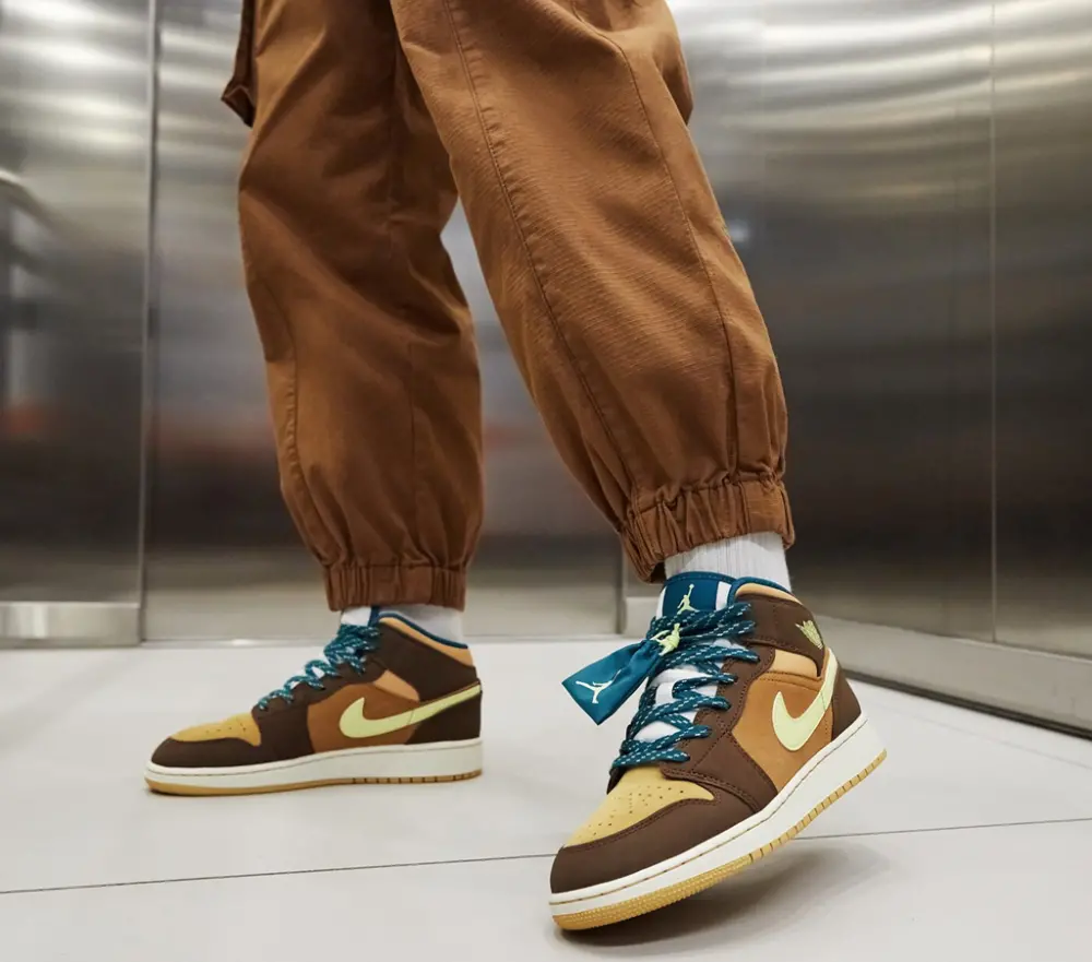 Alternative view of Giày Nike Air Jordan 1 Mid SE 'Cacao Wow' DZ6335-200