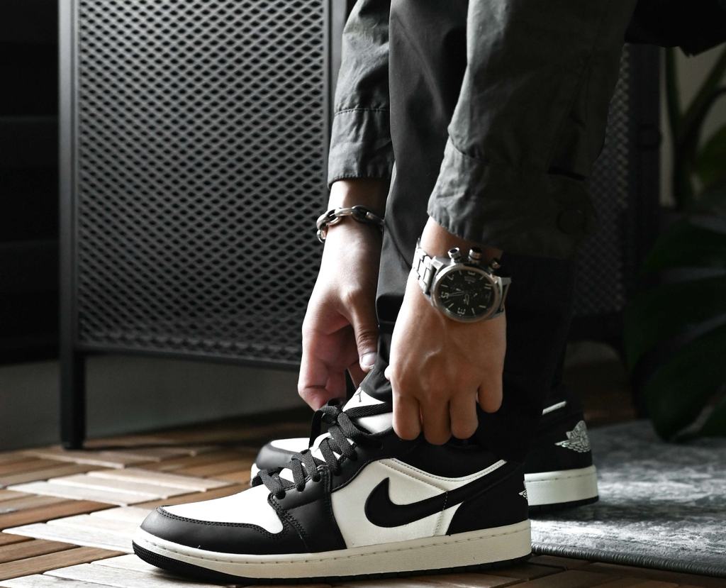 Alternative view of Giày Nike Air Jordan 1 Low SE 'Vintage Panda' FB9893-101