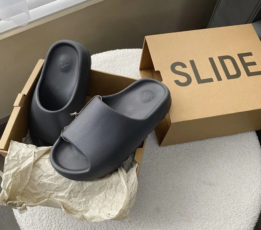 Alternative view of Dép Adidas Yeezy Slide ‘Granite’ ID4132