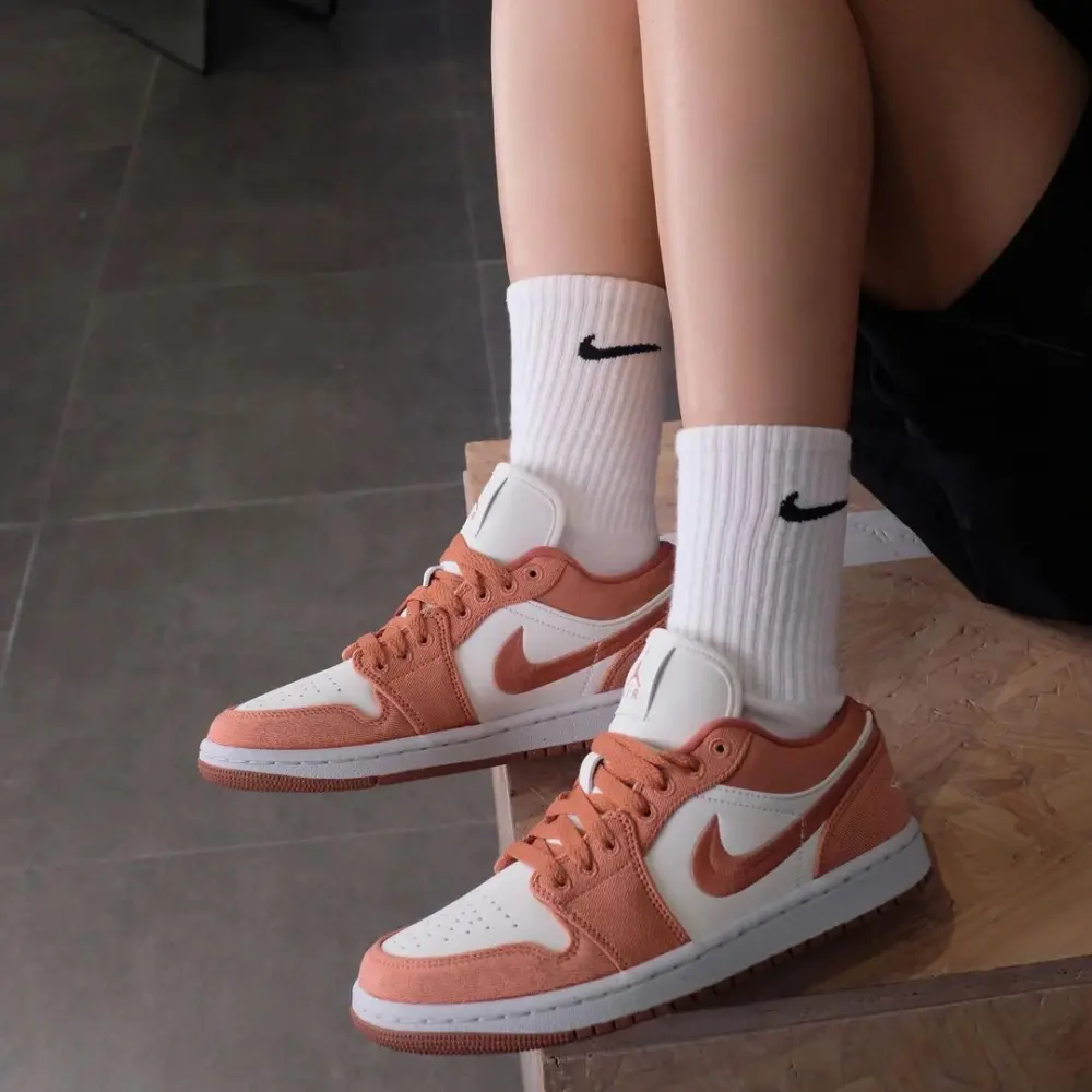 Alternative view of Giày Nike Air Jordan 1 Low SE 'Sky J Orange' FN3722-801