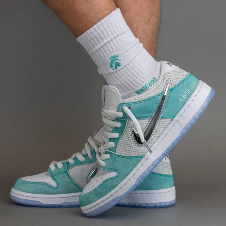 Alternative view of Giày Nike SB Dunk Low ‘April Skateboards’ FD2562-400