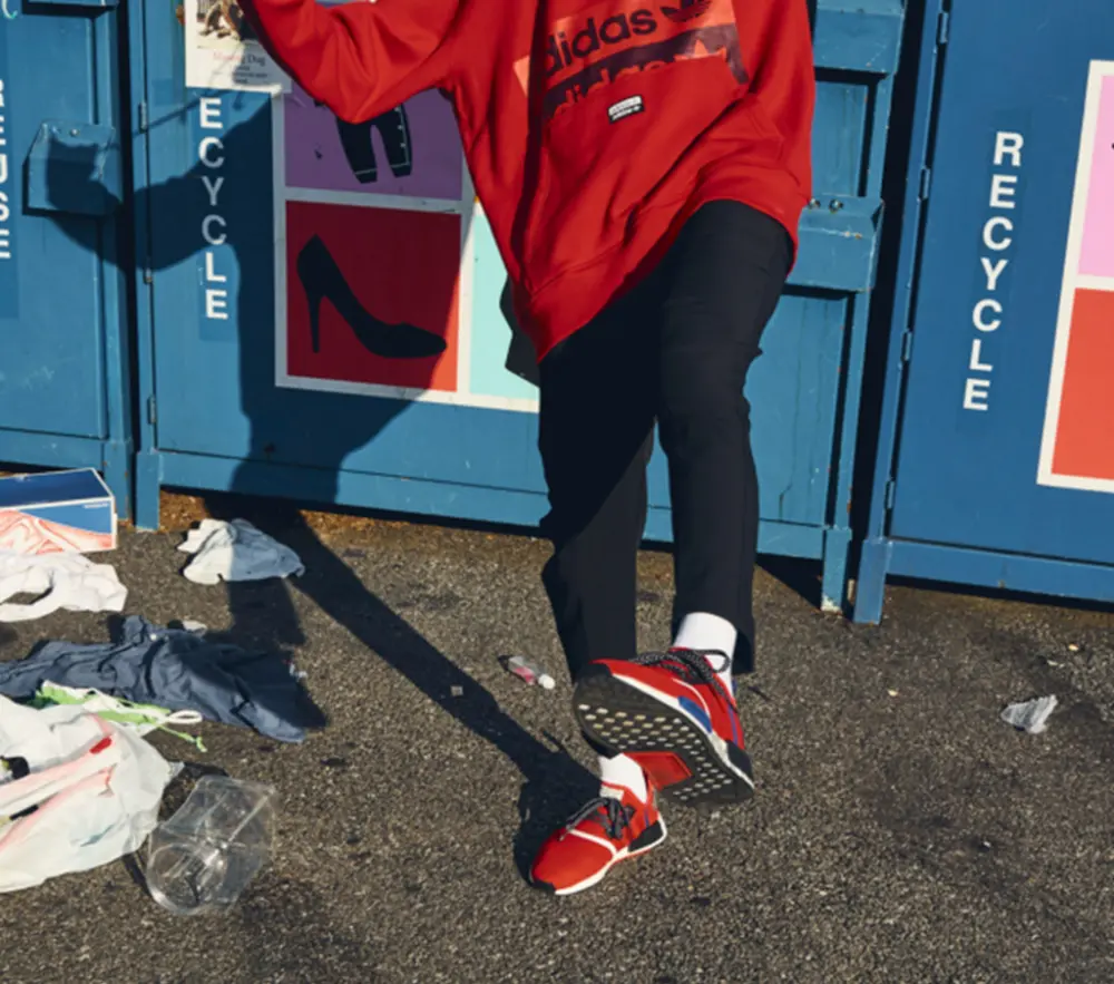 Alternative view of Giày Adidas NMD R1 ‘Active Red’ FV5214