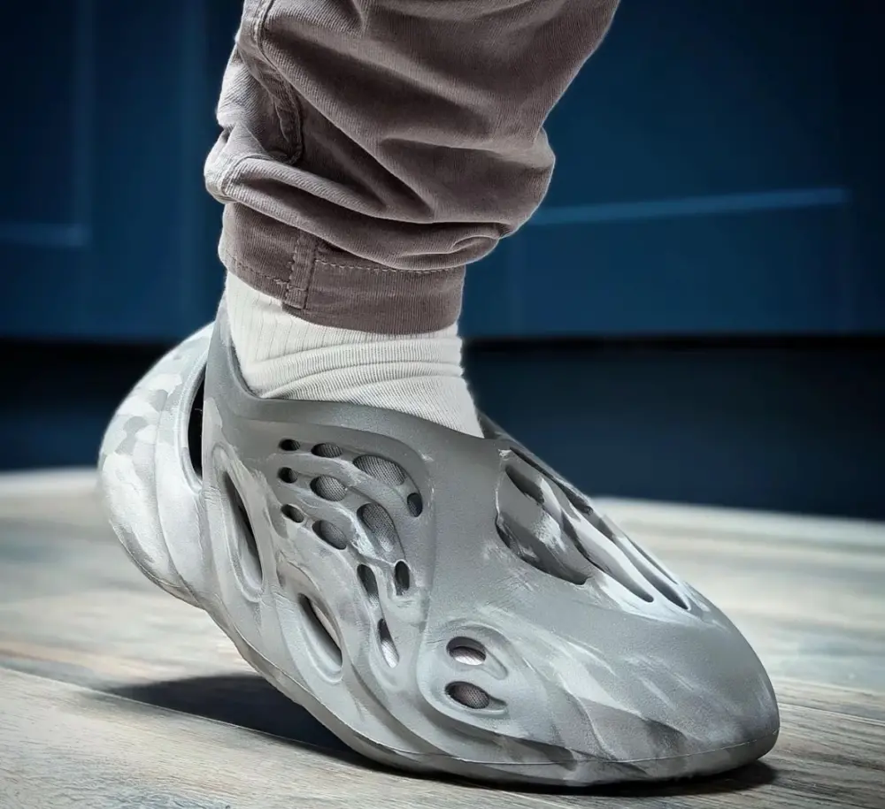 Alternative view of Dép Yeezy Foam Runner ‘MX Granite’ IE4931