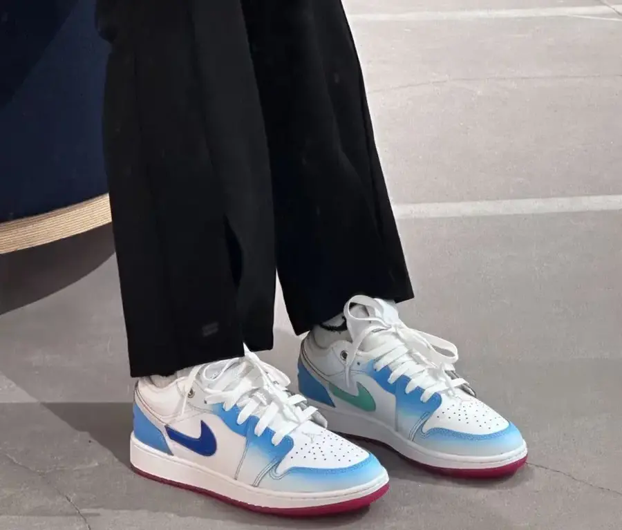 Alternative view of Giày Nike Air Jordan 1 Low SE 'Blue Gradient' FN8895-141
