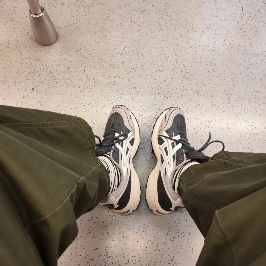 Alternative view of Giày Asics Gel-1090 'Grey Cream Black' 1203A243-026