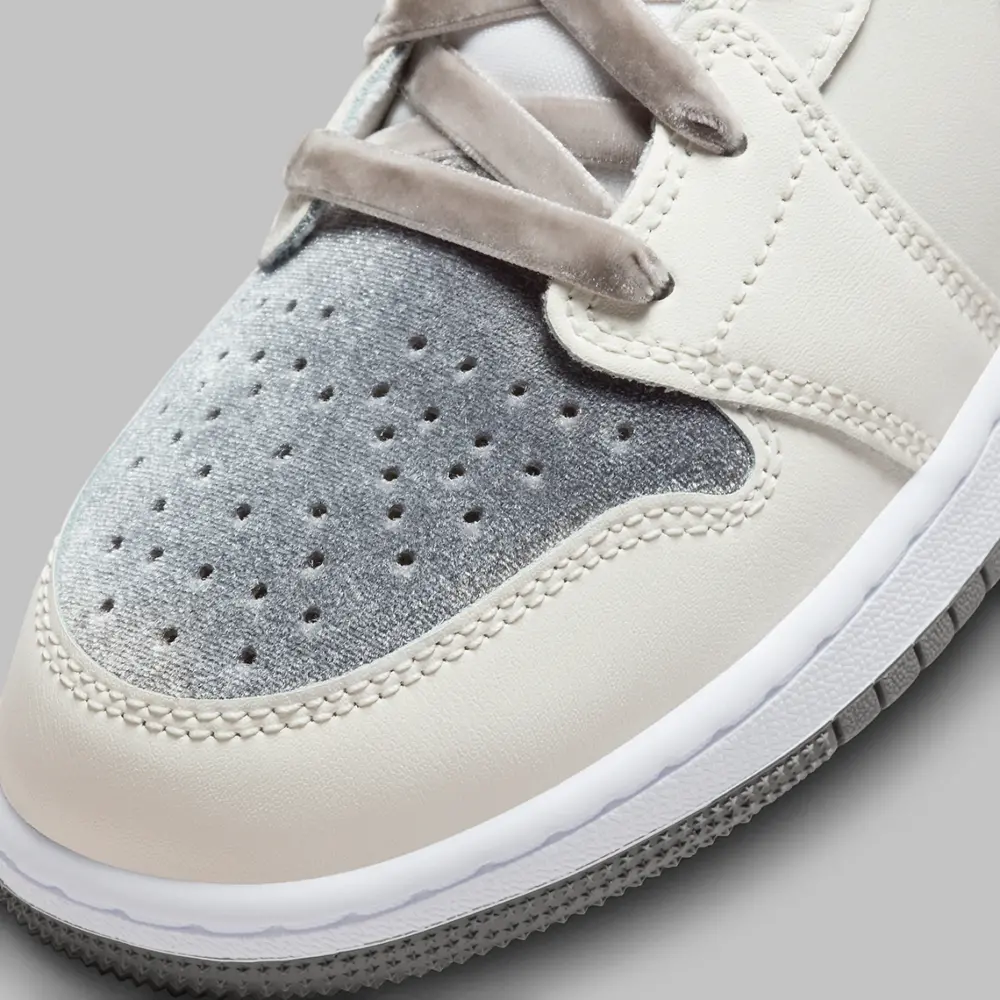 Giày Nike Air Jordan 1 Mid GS 'Grey Velvet Toe' FB9899-100 - Ảnh 3