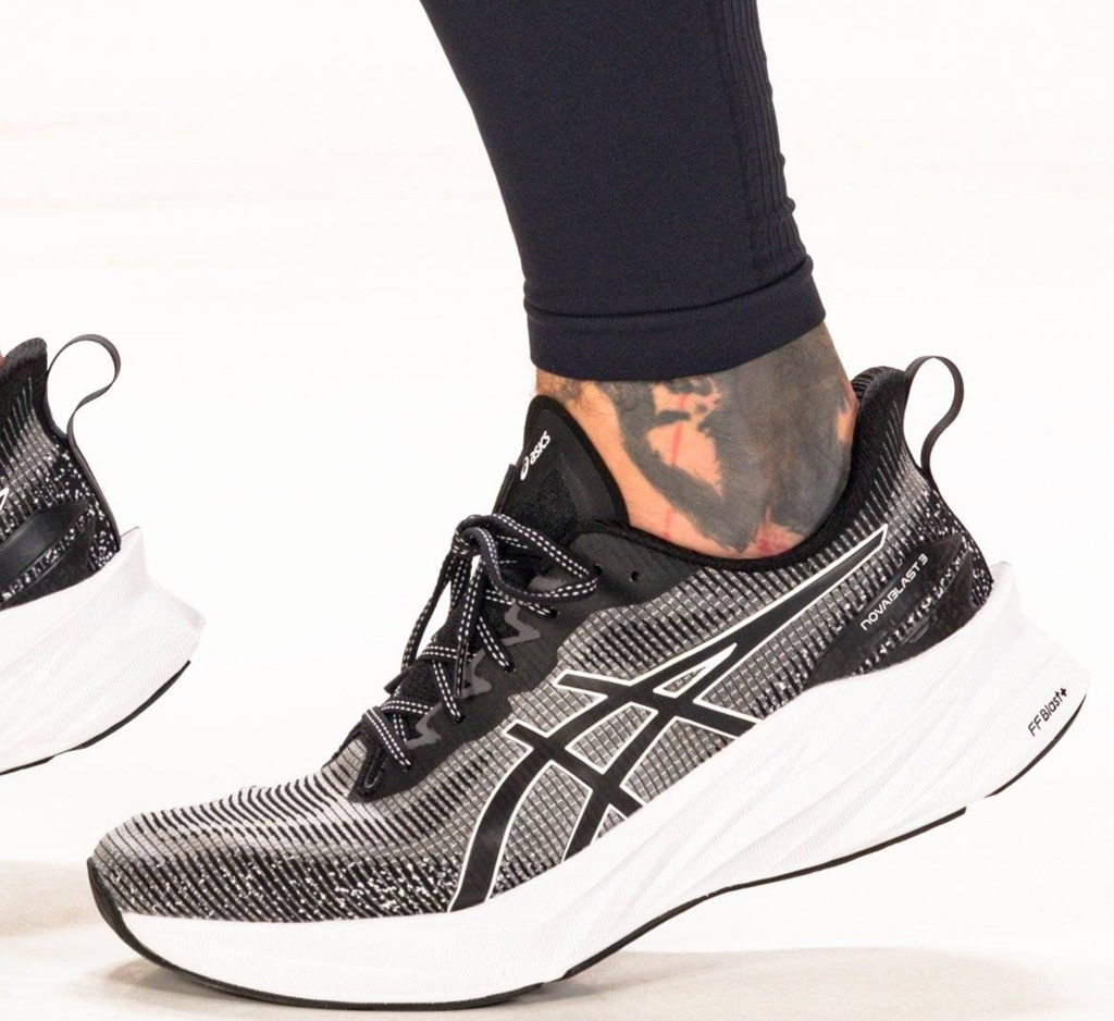 Alternative view of Giày Asics Novablast 3 LE Black White 1011B591-001