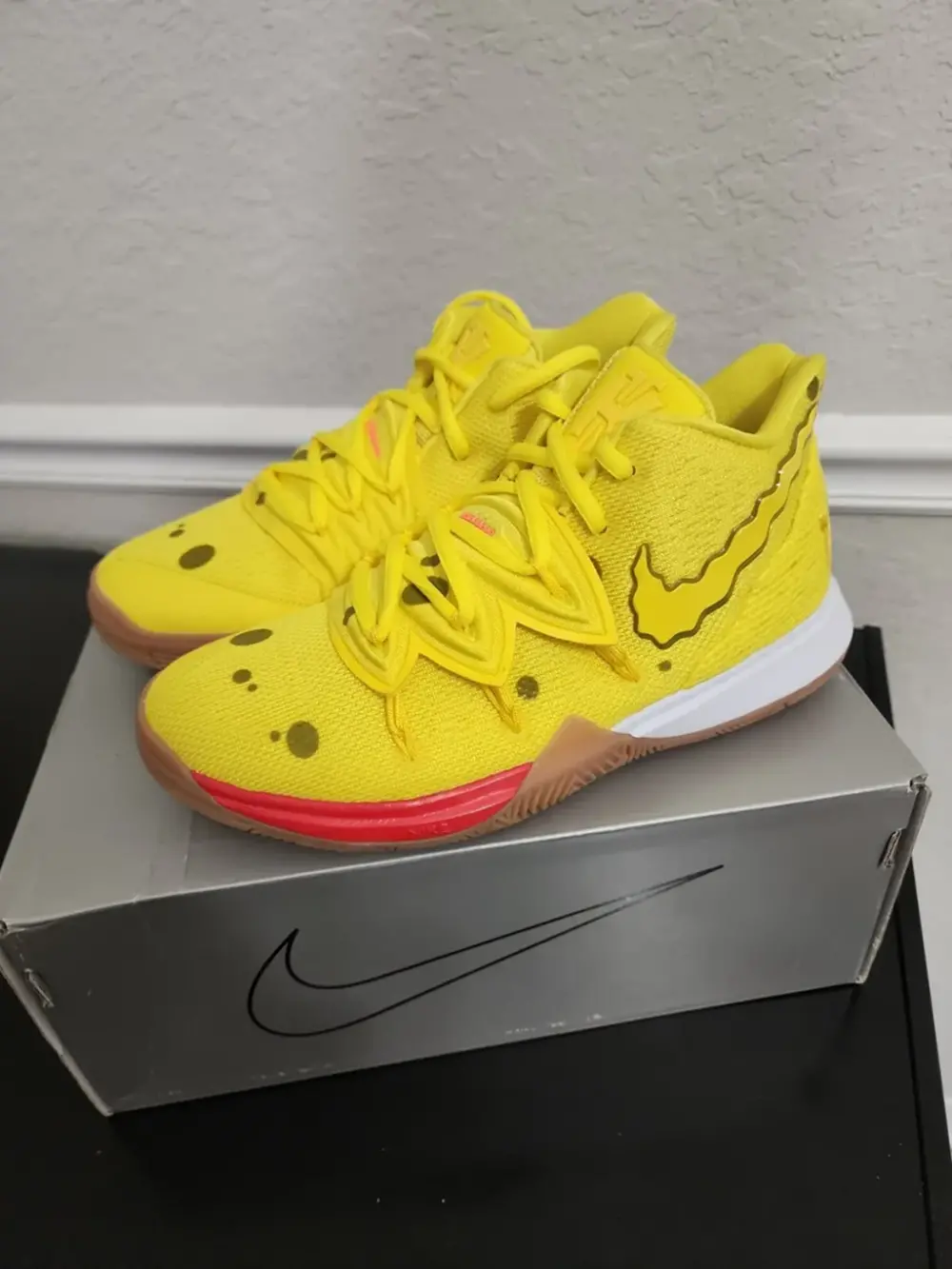 Alternative view of Giày Nike Kyrie 5 Spongebob GS 'Opti Yellow' CJ7227-700