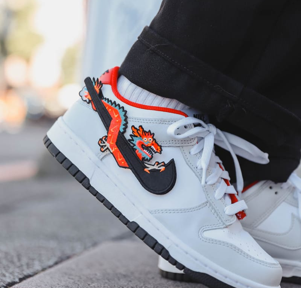 Alternative view of Giày Nike Dunk 'Year of the Dragon' FZ5528-101