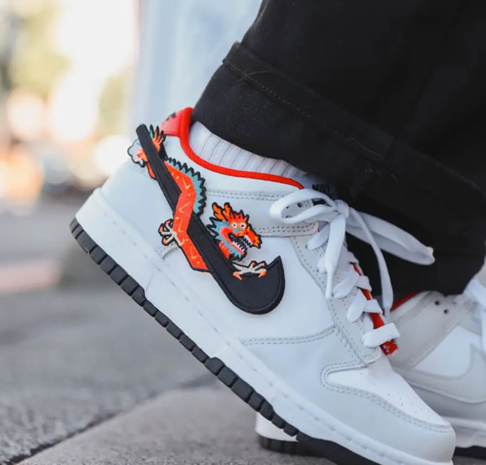 Alternative view of Giày Nike Dunk 'Year of the Dragon' FZ5528-101