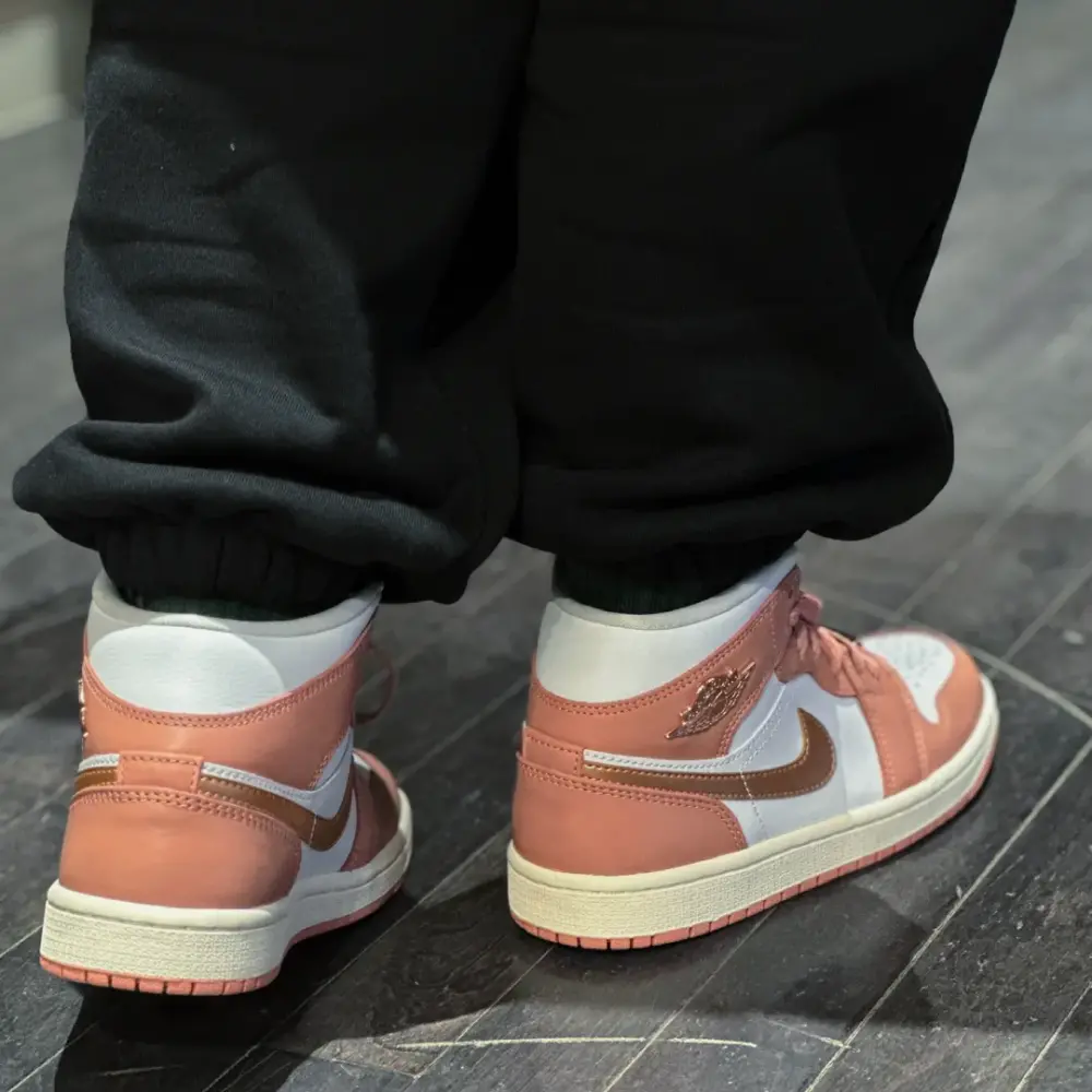 Alternative view of Giày Nike Air Jordan 1 Mid SE 'Red Stardust' FB9892-670