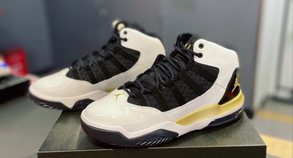 Alternative view of Giày Nike Air Jordan Max Aura 'Golden Knights' CQ9544-100