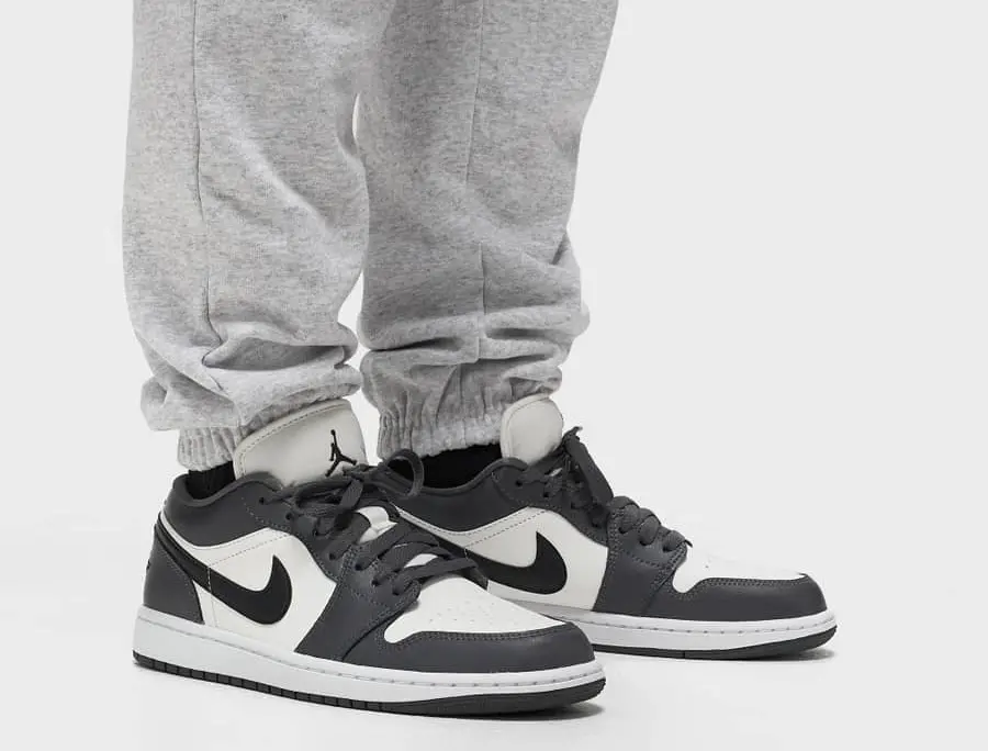 Alternative view of Giày Nike Air Jordan 1 'Dark Grey' DC0774-102
