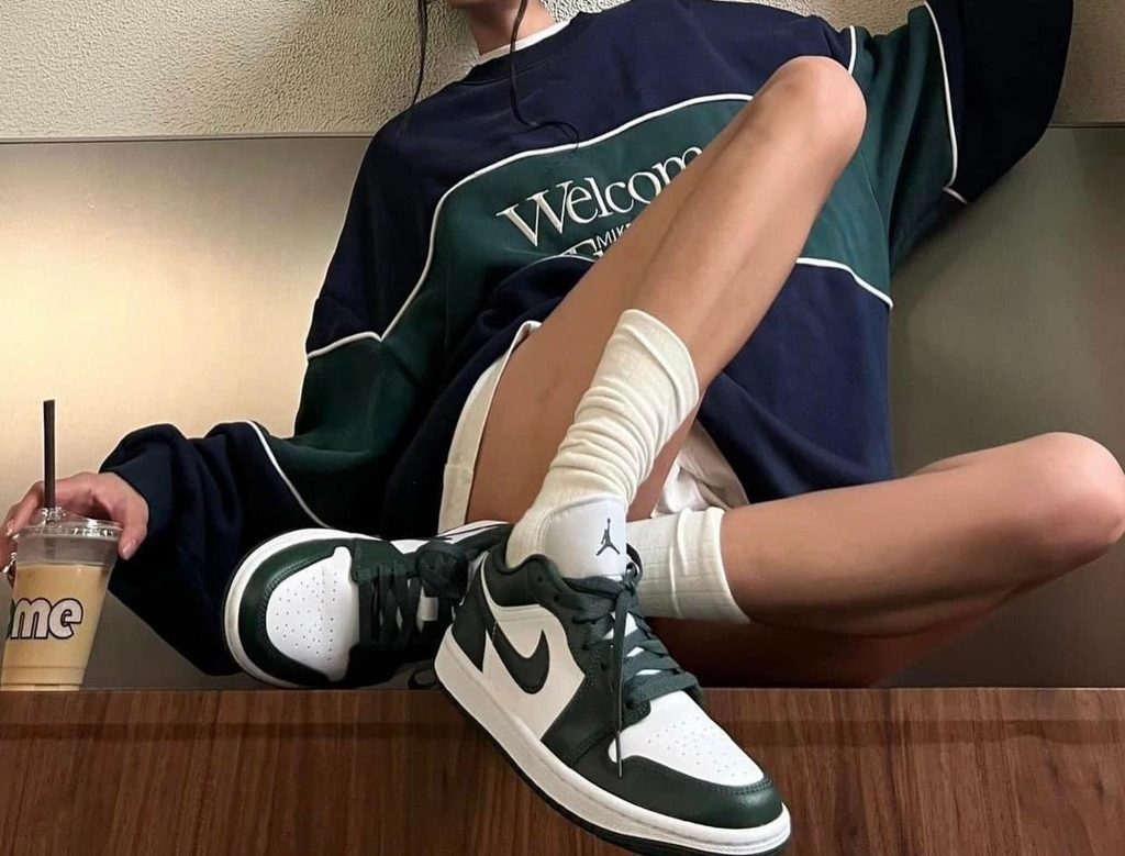 Alternative view of Giày Nike Air Jordan 1 Low 'Galactic Jade' DC0774-113