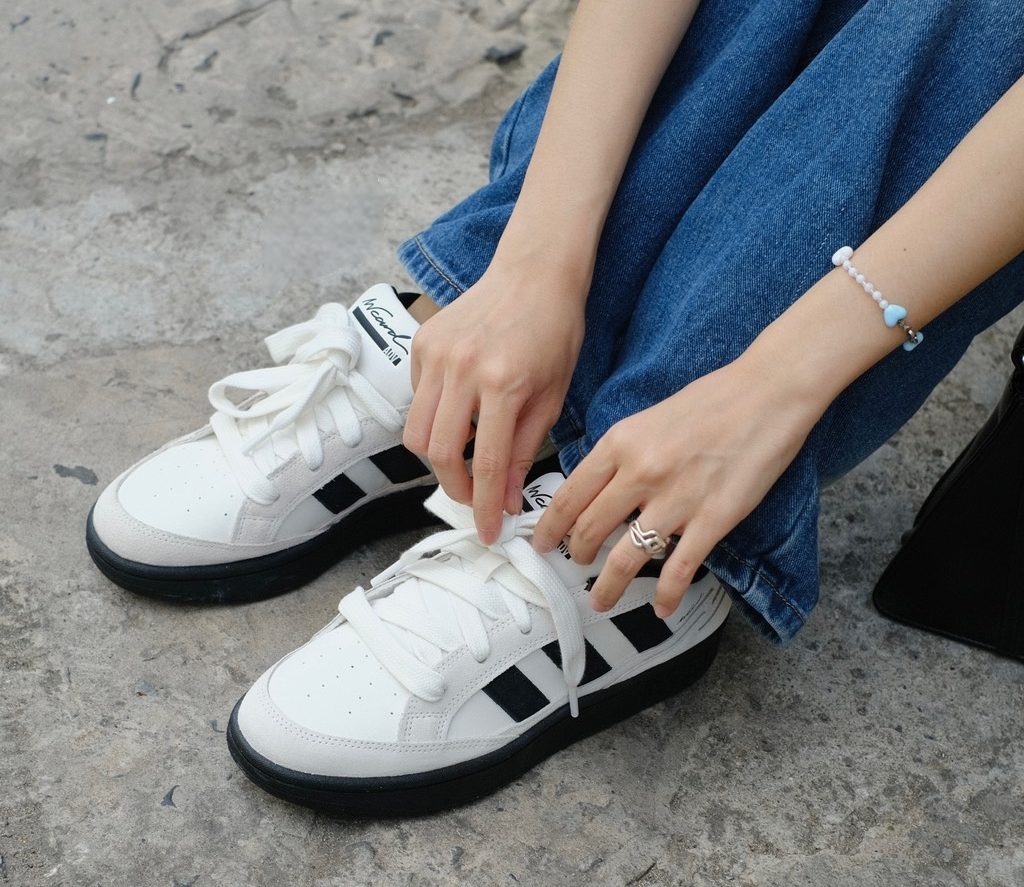 Alternative view of Giày Adidas Card Gray With Black Stripes IH0961