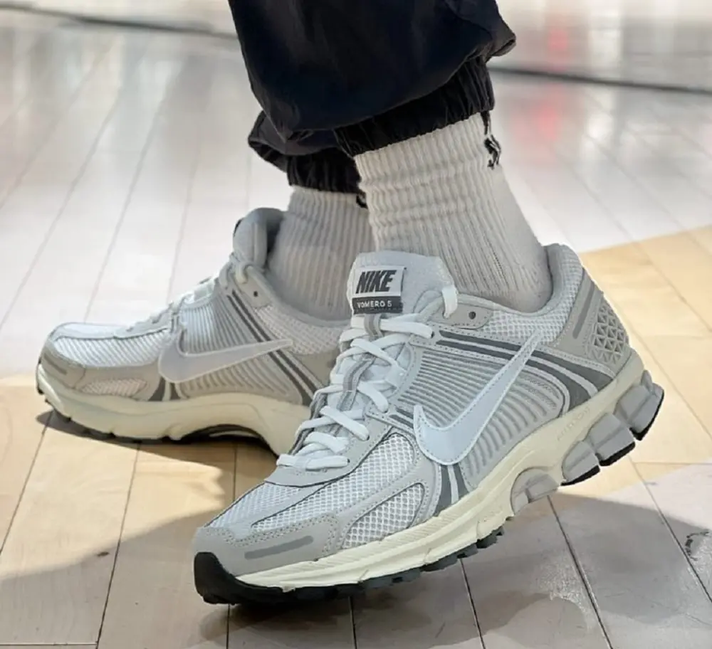 Giày Nike Zoom Vomero 5 ‘Platinum Tint Photon Dust’ HF0731-007 - Ảnh 3