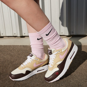 Alternative view of Giày Nike Air Max 1 Valentine's Day (2024) FZ4346-200