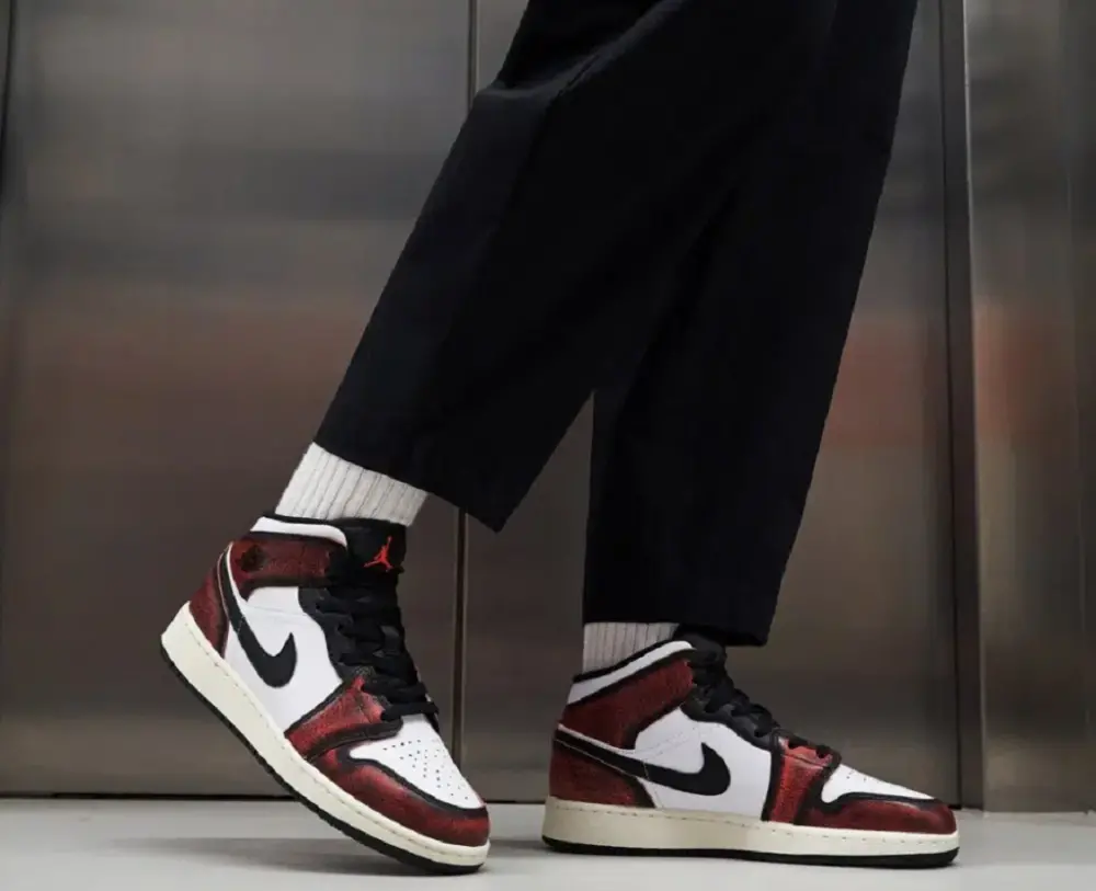 Giày Nike Air Jordan 1 Mid SE GS 'Wear-Away' FB0568-006 - Ảnh 3