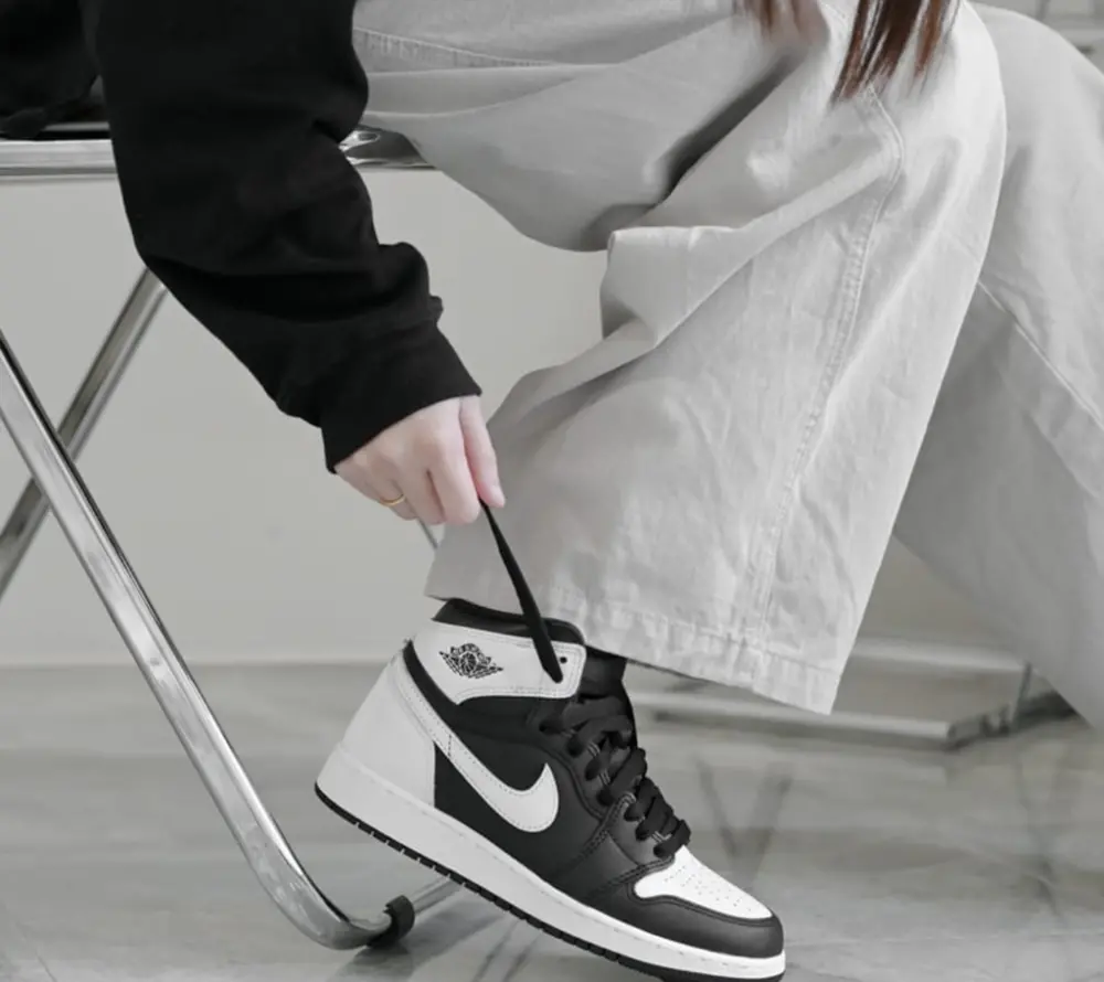 Alternative view of Giày Nike Jordan 1 Retro High OG Black White FD1437-010