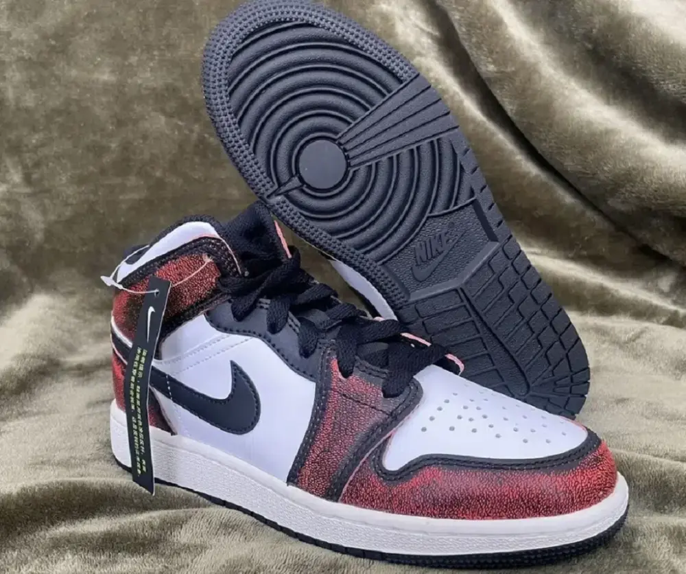 Alternative view of Giày Nike Air Jordan 1 Mid SE GS 'Wear-Away' FB0568-006