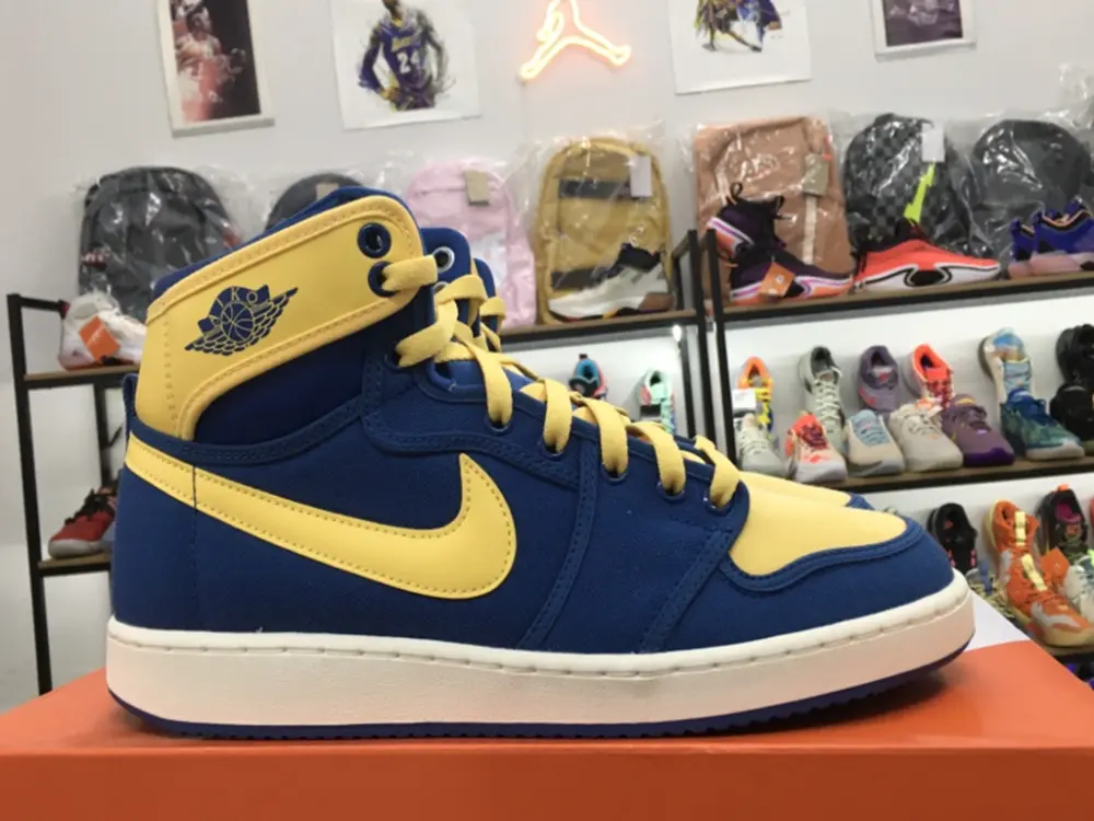 Alternative view of Giày Nike Air Jordan 1 Retro ‘AJKO Laney’ DO5047-407