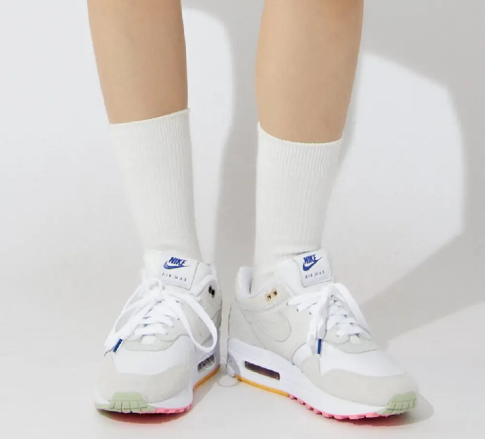Alternative view of Giày Nike Air Max 1 Pom Pom Polka Dots FB4959-121