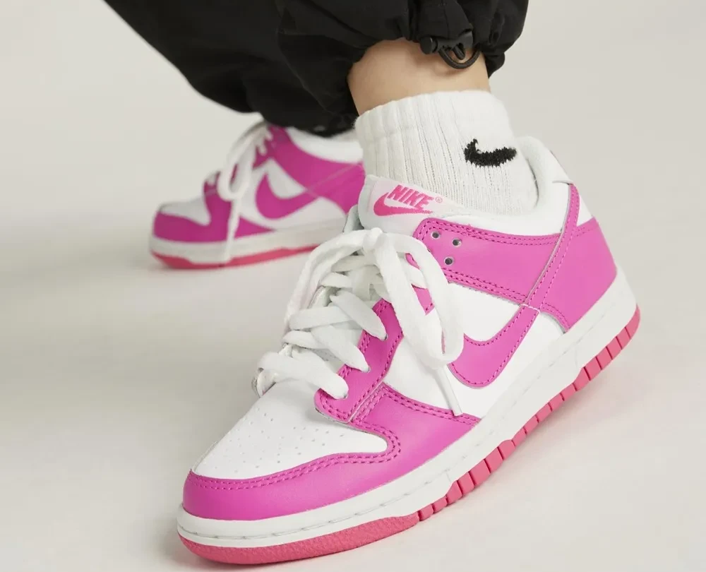 Alternative view of Giày Nike Dunk Low GS 'Laser Fuchsia' FB9109-102