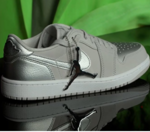 Alternative view of Giày Nike Air Jordan 1 Low OG 'Metallic Silver' CZ0790-002