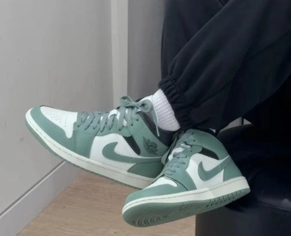 Alternative view of Giày Nike Air Jordan 1 Mid "Jade Smoke" BQ6472-130