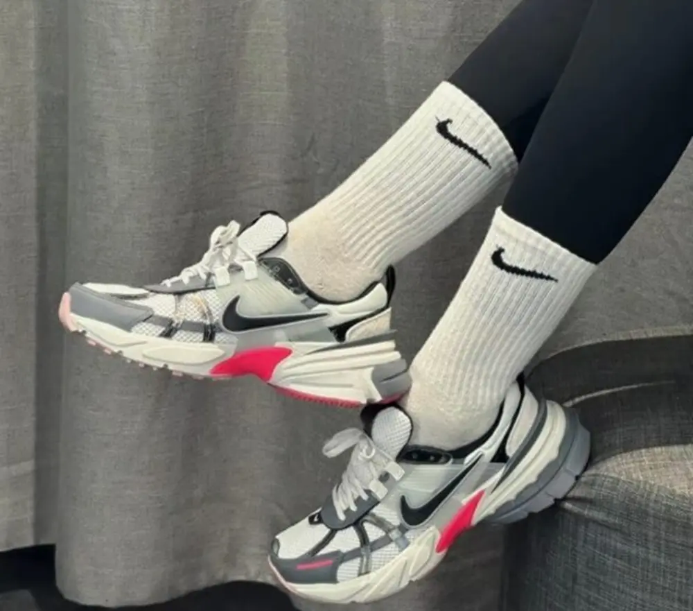 Alternative view of Giày Nike V2K Run ‘Grey Pink’ FZ5061-100