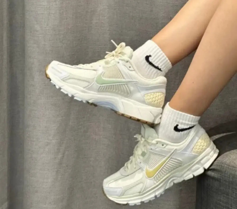 Alternative view of Giày Nike Zoom Vomero 5 ‘Sail Buff Gold’ FV3638-171