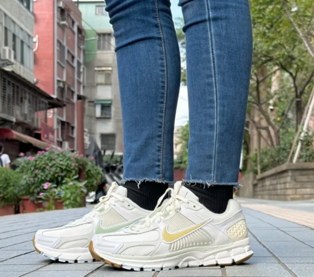 Giày Nike Zoom Vomero 5 ‘Sail Buff Gold’ FV3638-171 - Ảnh 4