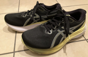 Alternative view of Giày Asics Gel Kayano 30 Extra Wide 'Black Glow Yellow' 1011B690-003