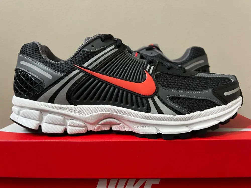 Giày Nike Air Zoom Vomero 5 'Black Picante Red' FB9149-001 - Ảnh 4