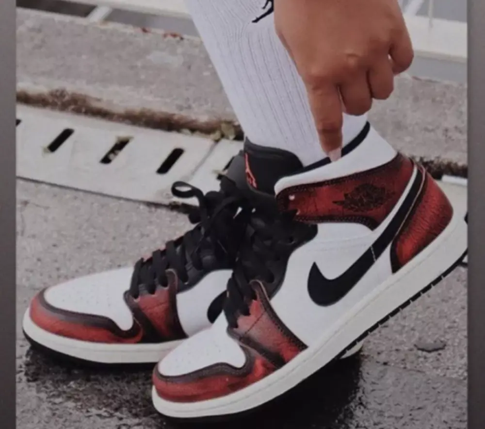 Alternative view of Giày Nike Air Jordan 1 Mid ‘Wear Away Chicago’ DV9565-006