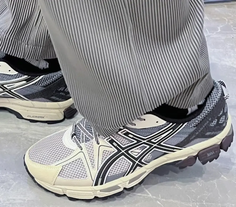Alternative view of Giày Asics Gel-Kahana 8 'Cream and Black' 1011B895-020