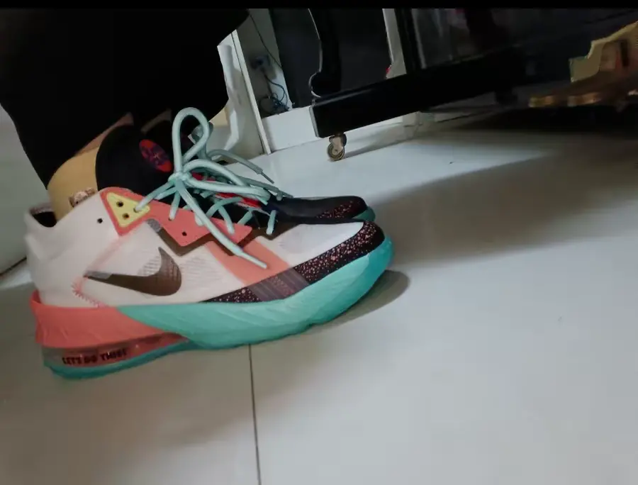 Alternative view of Giày Nike Lebron 18 Low Summit White Space Jam DJ3760-115