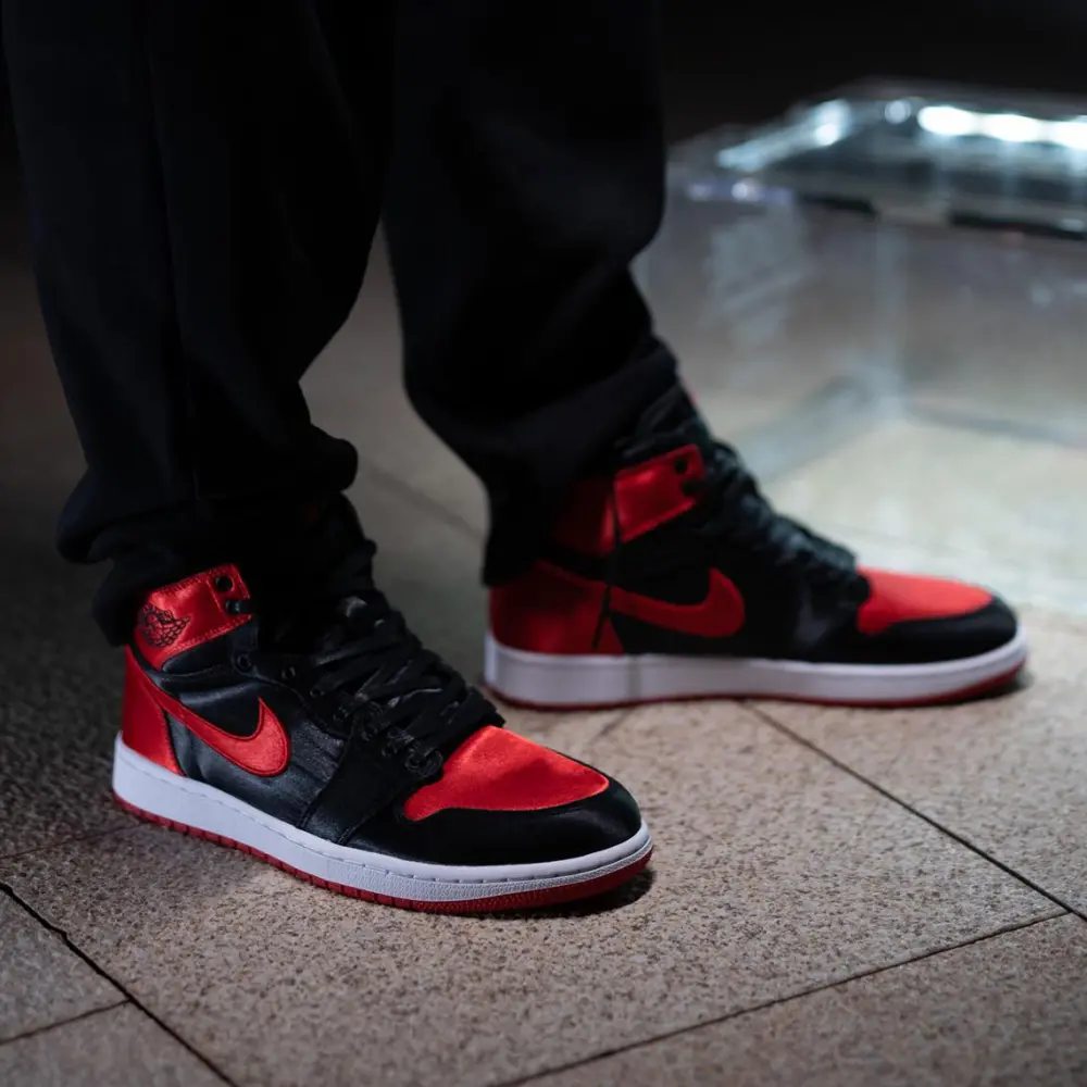 Alternative view of Giày Nike Air Jordan 1 Retro High OG 'Satin Bred' FD4810-061